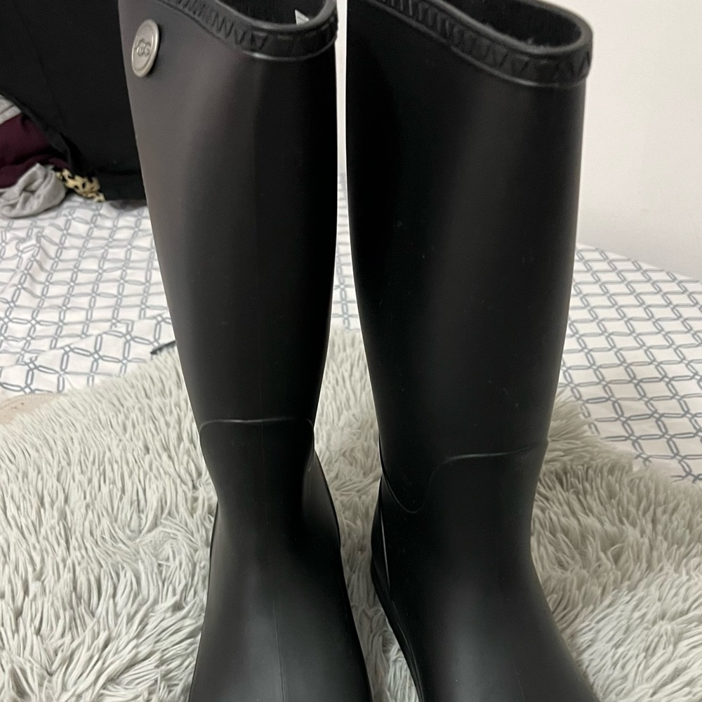 Water Shoes ( UGG)